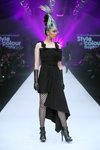 Pokaz fryzur L'OREAL PROFESSIONNEL — Jakarta Fashion Week 2020 (ubrania i obraz: suknia koktajlowa czarna, botki damskie czarne, rajstopy z siatki o dużym oku czarne)