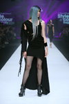 Frisuren-Modenschau von L'OREAL PROFESSIONNEL — Jakarta Fashion Week 2020 (Looks: schwarze Strumpfhose mit Fantasie-Muster, schwarze Stiefeletten)