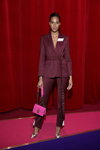 Cindy Bruna. Loubhoutan Express (ubrania i obraz: spodnium buraczkowe, torebka w kolorze fuksji)