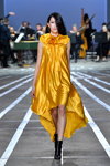 Pokaz Carla Zampatti — MBFWAustralia 2019 (ubrania i obraz: suknia koktajlowa żółta)