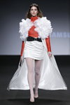 Pokaz MadridManso — MBFW Madrid FW19/20 (ubrania i obraz: pulower czerwony, spódnica mini biała, cienkie rajstopy białe)