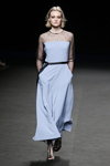 Modenschau von THE 2ND SKIN CO. — MBFW Madrid FW19/20 (Looks: himmelblaues Abendkleid)