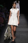 Lucía Lopez. Modenschau von Juan Vidal — MBFW Madrid SS2020 (Looks: weißes Mini Kleid mit Reißverschluss)