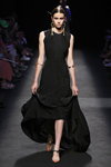 Pokaz Juan Vidal — MBFW Madrid SS2020 (ubrania i obraz: suknia wieczorowa czarna)