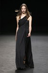 Alicja Tubilewicz. Pokaz Roberto Torretta — MBFW Madrid SS2020 (ubrania i obraz: suknia wieczorowa czarna)