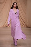 Показ ALEXANDR ROGOV — MBFWRussia FW19/20 (наряды и образы: розовое платье, розовые брюки, чёрный бюстгальтер)