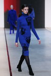 Pokaz KSENIASERAYA — MBFWRussia FW19/20 (ubrania i obraz: sukienka niebieska, rajstopy czarne, botki czarne)
