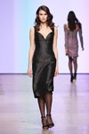 Pokaz Yasya Minochkina — MBFWRussia FW19/20 (ubrania i obraz: suknia koktajlowa czarna, rajstopy w groszki czarne, sandały czarne)