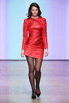 Pokaz Yasya Minochkina — MBFWRussia FW19/20 (ubrania i obraz: suknia koktajlowa czerwona, rajstopy w groszki czarne, półbuty czarne)