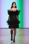 Pokaz Yasya Minochkina — MBFWRussia FW19/20 (ubrania i obraz: suknia koktajlowa czarna, rajstopy w groszki czarne, sandały czarne)