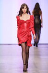 Показ Yasya Minochkina — MBFWRussia FW19/20 (наряди й образи: червона коктейльна сукня, чорні колготки в горошок, чорні босоніжки)