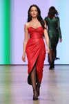 Pokaz Yasya Minochkina — MBFWRussia FW19/20 (ubrania i obraz: suknia wieczorowa z rozcięciem czerwona, rajstopy w groszki czarne, sandały czarne)