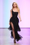 Modenschau von Yasya Minochkina — MBFWRussia FW19/20 (Looks: schwarzes Abendkleid mit Schlitz, schwarze Strumpfhose mit Tupfen, schwarze Sandaletten, blonde Haare)