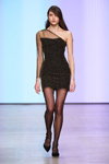 Pokaz Yasya Minochkina — MBFWRussia FW19/20 (ubrania i obraz: suknia koktajlowa czarna, rajstopy w groszki czarne, półbuty czarne)