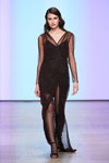 Pokaz Yasya Minochkina — MBFWRussia FW19/20 (ubrania i obraz: suknia wieczorowa z rozcięciem czarna, rajstopy w groszki czarne, sandały czarne)