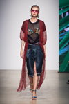 Pokaz Julia Dalakian — MBFW Russia SS2020 (ubrania i obraz: top czarny przejrzysty, spódnica z rozcięciem niebieska, kardigan z siatki bordowy)