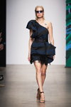 Pokaz Julia Dalakian — MBFW Russia SS2020 (ubrania i obraz: suknia koktajlowa czarna, blond (kolor włosów), okulary przeciwsłoneczne)