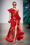 Pokaz Julia Dalakian — MBFW Russia SS2020 (ubrania i obraz: suknia wieczorowa czerwona)