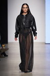 Pokaz TATA POLINA & DIMA KAMMA — MBFW Russia SS2020 (ubrania i obraz: kurtka czarna, spódnica czarna przejrzysta, figi czarne)