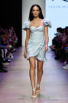 Pokaz Yasya Minochkina — MBFW Russia SS2020 (ubrania i obraz: suknia koktajlowa błękitna, sandały białe)