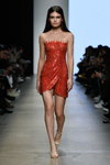 Pokaz Yasya Minochkina — MBFW Russia SS2020 (ubrania i obraz: suknia koktajlowa czerwona, sandały białe)