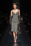 Desfile de Ermanno Scervino — Milan Fashion Week FW19/20 (looks: vestido gris)