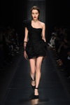 Pokaz Ermanno Scervino — Milan Fashion Week FW19/20 (ubrania i obraz: suknia koktajlowa czarna, półbuty czarne)
