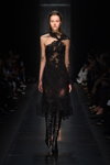 Показ Ermanno Scervino — Milan Fashion Week FW19/20 (наряды и образы: чёрное коктейльное платье, чёрные ботфорты)
