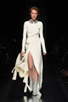 Pokaz Ermanno Scervino — Milan Fashion Week FW19/20 (ubrania i obraz: suknia wieczorowa z rozcięciem biała)