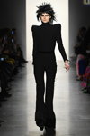 Pokaz HAKAN AKKAYA — New York Fashion Week AW19/20 (ubrania i obraz: kombinezon czarny)