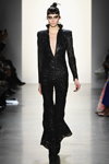 Pokaz HAKAN AKKAYA — New York Fashion Week AW19/20 (ubrania i obraz: kombinezon z dekoltem czarny, kok)