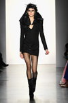 Pokaz HAKAN AKKAYA — New York Fashion Week AW19/20 (ubrania i obraz: suknia koktajlowa czarna, cienkie rajstopy czarne, kozaki czarne)