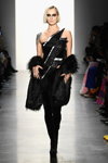 Desfile de HAKAN AKKAYA — New York Fashion Week AW19/20 (looks: top negro, pantalón negro, , )