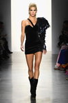 Pokaz HAKAN AKKAYA — New York Fashion Week AW19/20 (ubrania i obraz: suknia koktajlowa czarna, kozaki czarne, blond (kolor włosów))
