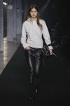 Desfile de Zadig & Voltaire — New York Fashion Week AW19/20 (looks: blusa blanca, pantalón de piel negro)