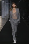 Desfile de Zadig & Voltaire — New York Fashion Week AW19/20 (looks: traje de pantalón de cuadros gris, top gris transparente)