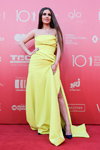 Открытие 10-го Одесского международного кинофестиваля (наряды и образы: желтое вечернее платье с разрезом)