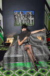 Росси де Пальма. Презентация Roger Vivier — Paris Fashion Week (Women) FW19/20 (наряды и образы: серое леопардовое вечернее платье, чёрные колготки в сетку, чёрные босоножки)