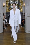 Элен Ванг. Показ Kaviar Gauche — Paris Fashion Week (Women) ss20 (наряды и образы: белый брючный костюм)