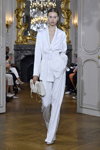 Tess Buitenhuis. Pokaz Kaviar Gauche — Paris Fashion Week (Women) ss20 (ubrania i obraz: spodnium białe, torebka biała)