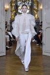 
Miranda Nyström. Pokaz Kaviar Gauche — Paris Fashion Week (Women) ss20 (ubrania i obraz: spodnie białe)