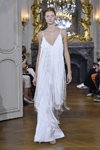 Anastasija Iwanowa. Pokaz Kaviar Gauche — Paris Fashion Week (Women) ss20 (ubrania i obraz: suknia ślubna biała)