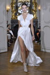 Аліція Тубелевич. Показ Kaviar Gauche — Paris Fashion Week (Women) ss20 (наряди й образи: біла весільна сукня з розрізом)