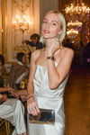Viktoria Rader. Modenschau von Kaviar Gauche — Paris Fashion Week (Women) ss20 (Looks: weißes Kleid, silberner Clutch, blonde Haare)
