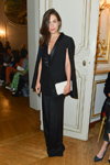 Oda Jaune. Pokaz Kaviar Gauche — Paris Fashion Week (Women) ss20 (ubrania i obraz: spodnium czarne, kopertówka biała)