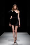 Pokaz Agne Kuzmickaite — Riga Fashion Week AW19/20 (ubrania i obraz: suknia koktajlowa czarna)