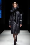 Pokaz Anna LED — Riga Fashion Week AW19/20 (ubrania i obraz: palto czarne pikowane, rajstopy czarne, półbuty czarne)