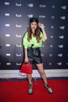 Діана Кубасова. Гості — Riga Fashion Week AW19/20 (наряди й образи: салатова блуза, чорні шорти, червона сумка)