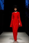Pokaz IVETA VECMANE — Riga Fashion Week AW19/20 (ubrania i obraz: sukienka czerwona, kapelusz czarny)