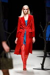 Pokaz Narciss — Riga Fashion Week AW19/20 (ubrania i obraz: palto czerwone, rajstopy czerwone fantazyjne, blond (kolor włosów))